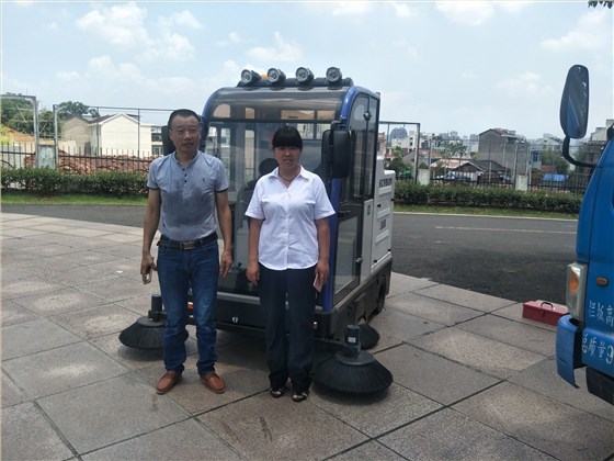 恒行6电动扫地车