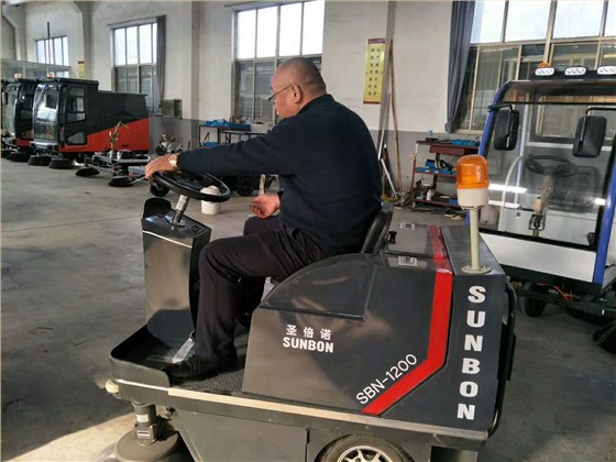 恒行6小型扫地车