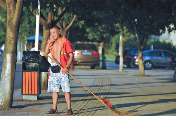 夏天打扫卫生就用电动扫地车