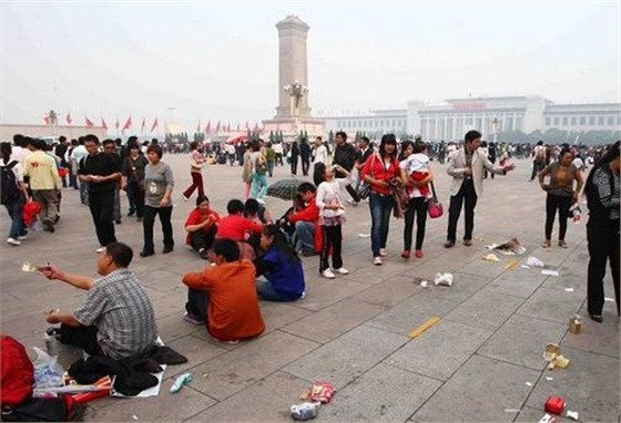 十一黄金周垃圾清理,怎能少的了恒行6扫地车呢? 十一黄金周垃圾清理,怎能少的了恒行6扫地车呢?