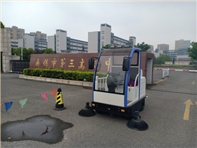 恒行6电动扫地车进驻无锡第三高级中学 恒行6电动扫地车进驻无锡第三高级中学