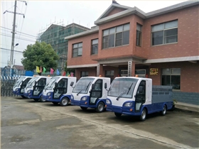 垃圾清运车上岗,小区垃圾转运不再是难题 垃圾清运车上岗,小区垃圾转运不再是难题