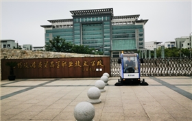 无锡某高校请来半封闭扫地车作为清洁大管家 无锡某高校请来半封闭扫地车作为清洁大管家