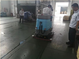 机械厂油污地面保洁交给双吸盘洗地机 机械厂油污地面保洁交给双吸盘洗地机