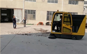 无锡某物业公司来厂体验电动扫地车 无锡某物业公司来厂体验电动扫地车