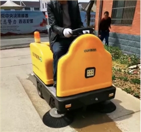 广东某货架生产企业咨询采购小型电动扫地车