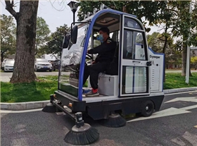 东莞某物业公司来工厂试驾电动扫地车