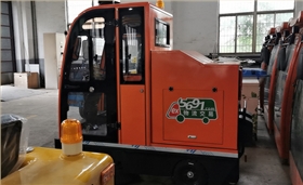 天津某物流园采购恒行62000B驾驶式电动扫地车
