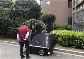 小型电动扫地车1200走进东莞宝龙广场物业小区