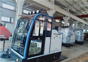 天津方特乐园采购2000A电动扫地车