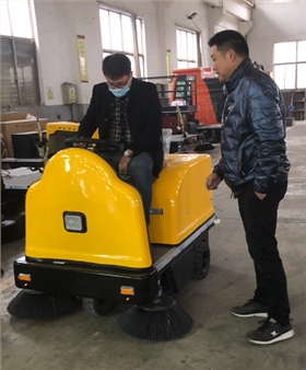  东莞某客户来厂实地考察清扫扫地车