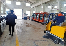 东莞某家具企业来厂考察体验电动清扫车