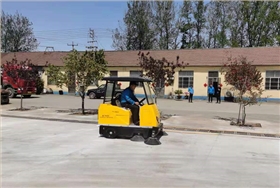 工厂用小型扫地车保洁非常必要