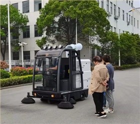 驾驶式扫地机解决公园落叶清扫问题