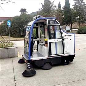电动吸尘扫地车