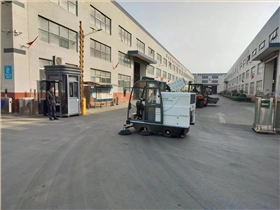 恒行62000AW工业清扫车进驻无锡某科技公司