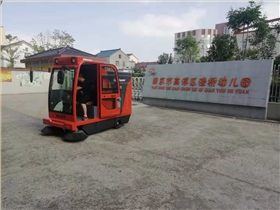 使用驾驶式扫地机在学校清洁上是否比人工打扫更好？