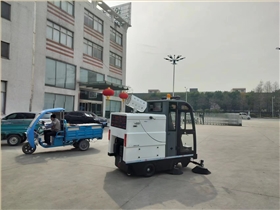 小型驾驶式清扫车
