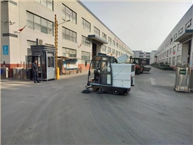 小型工业清扫车轻松解决工厂垃圾问题