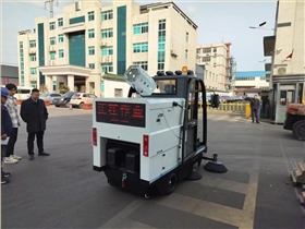 物业驾驶清扫机：打造洁净社区新风尚
