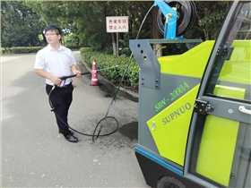 为什么现代化仓储企业更喜欢使用洗地机进行清洁？