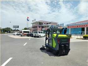 为什么现代化仓储企业更喜欢使用洗地机进行清洁？