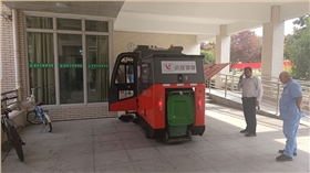 高温红色预警下的城市守卫：维修工人辛勤工作 