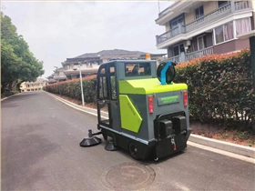 电动驾驶式扫地车：厂区清扫新利器