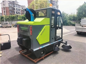 高效清洁的革命：驾驶式清扫车为城市卫生保驾护航
