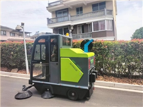 驾驶式清扫车：城市清洁新标杆