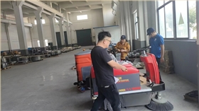 仓库洗地机成为现代仓库管理不可或缺的一部分，推动各行业向高效、环保的方向发展