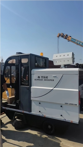 道路清扫车在工厂环境中发挥着重要作用，为工厂的运营和管理带来了多方面的积极影响
