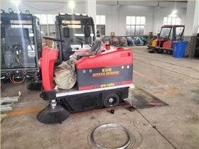 驾驶式扫地车：地下车库清洁的高 效解决方案