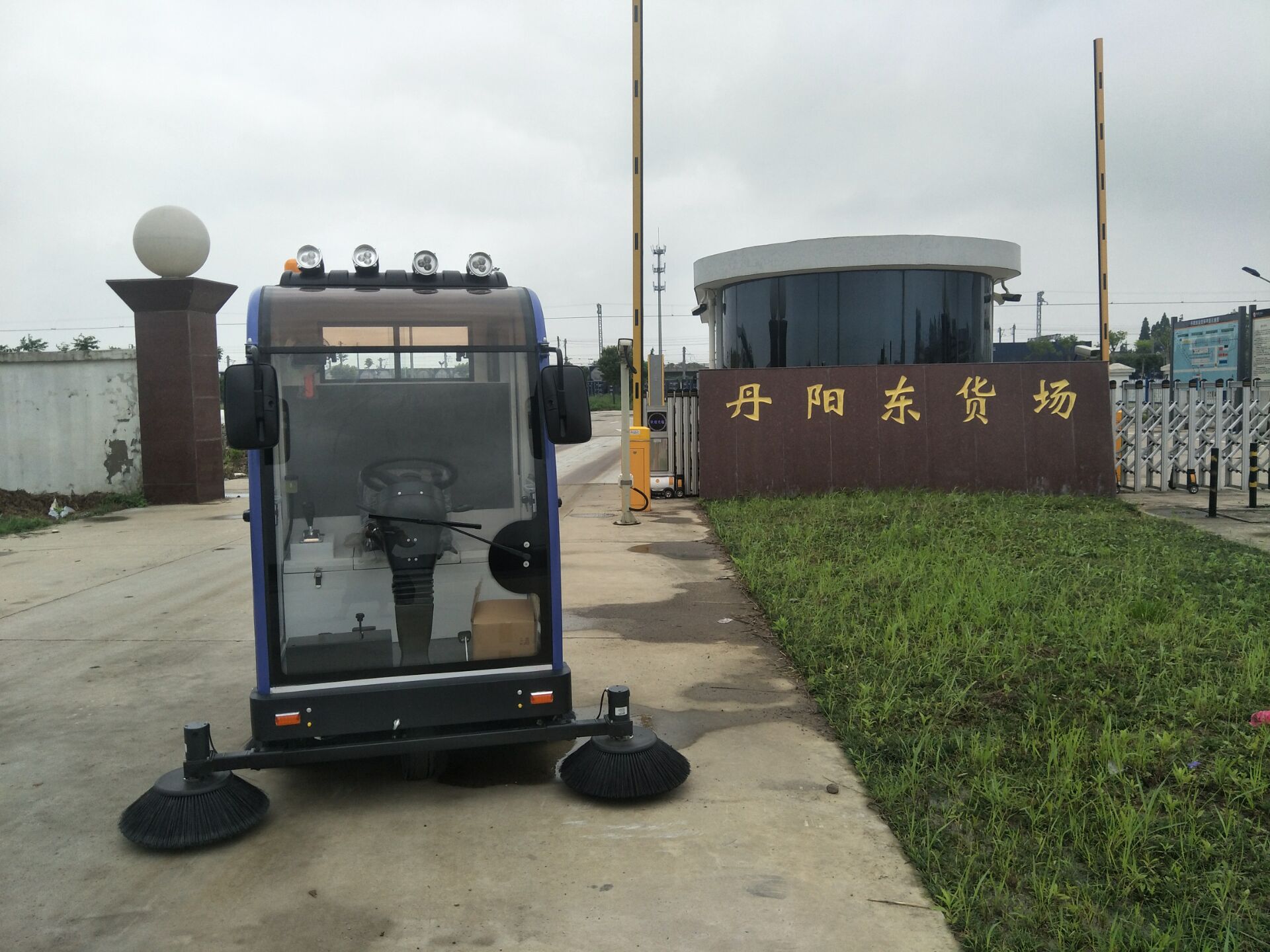 恒行6电动扫地车1800B