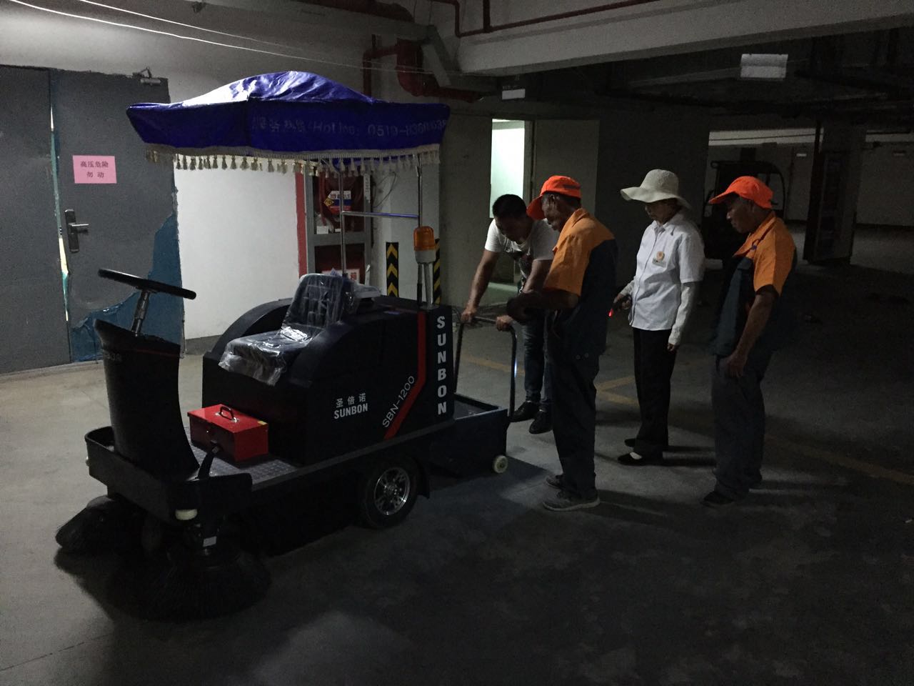 恒行6小型扫地车车库应用