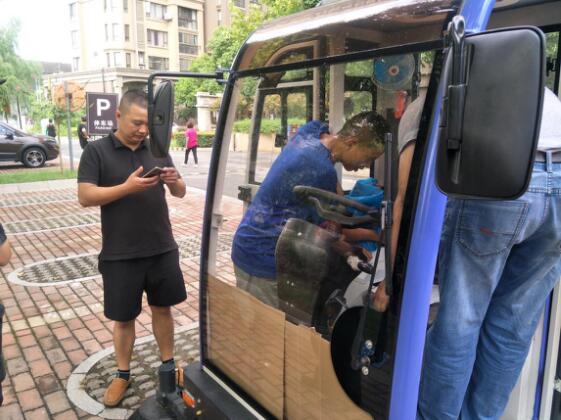 恒行6电动扫地车