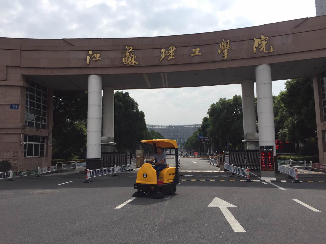 恒行6电动扫地机