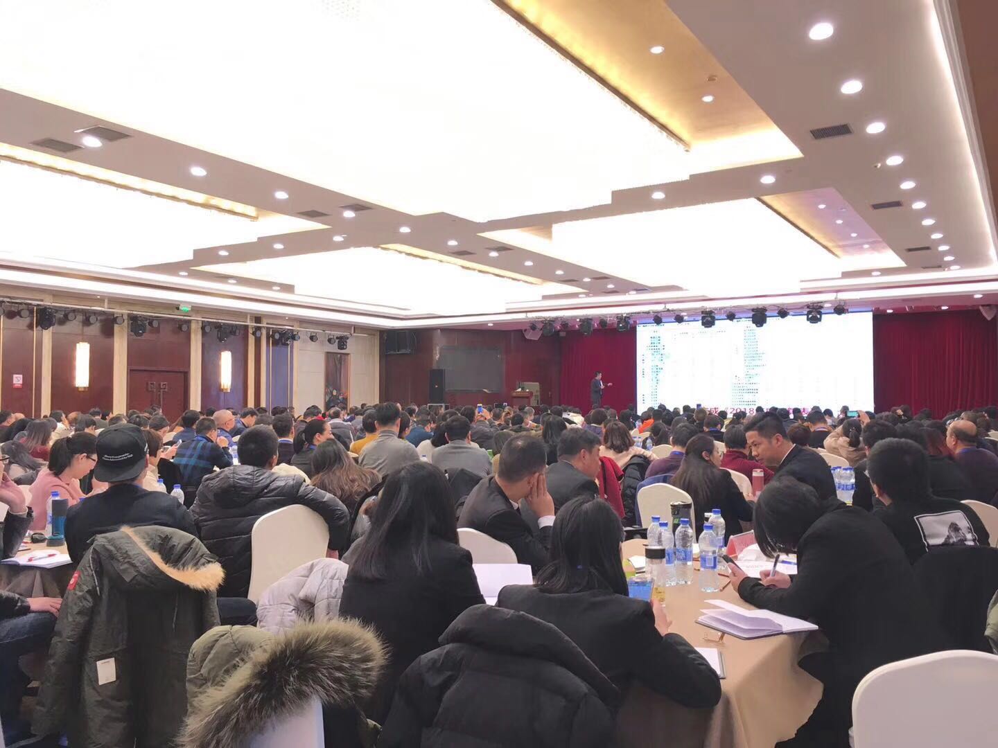 恒行6扫地车厂家在牛商网学习