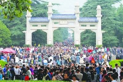 十一黄金周垃圾清理,怎能少的了恒行6扫地车呢? 十一黄金周垃圾清理,怎能少的了恒行6扫地车呢?