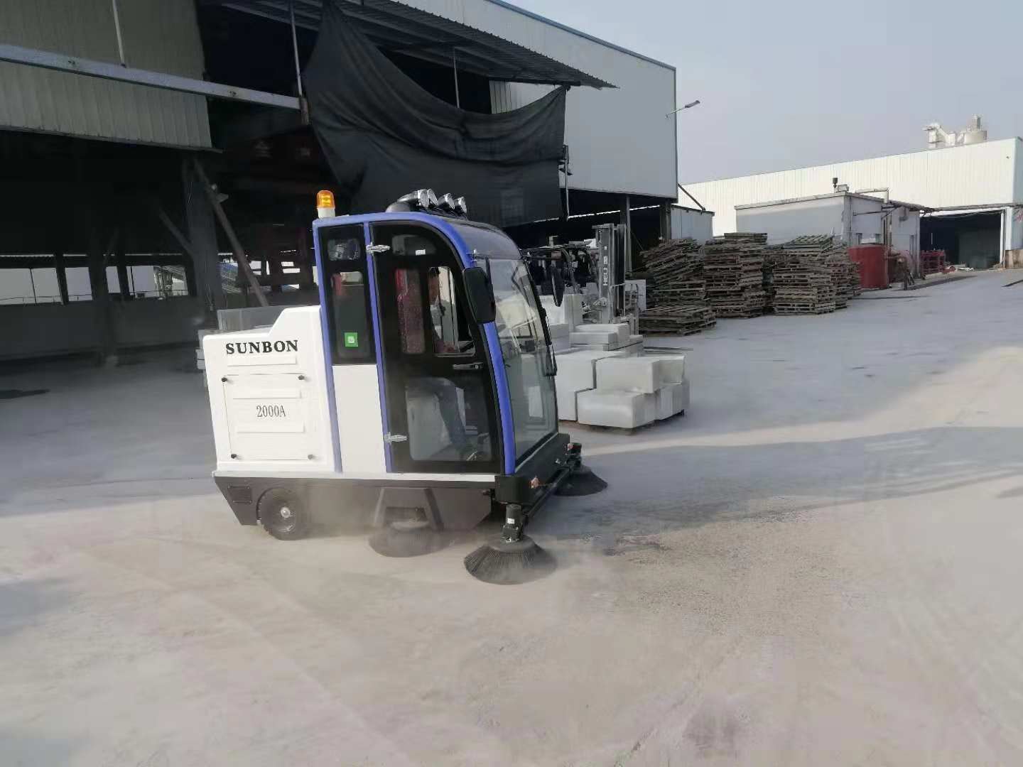 全封闭扫地车在建材厂的应用 全封闭扫地车在建材厂的应用
