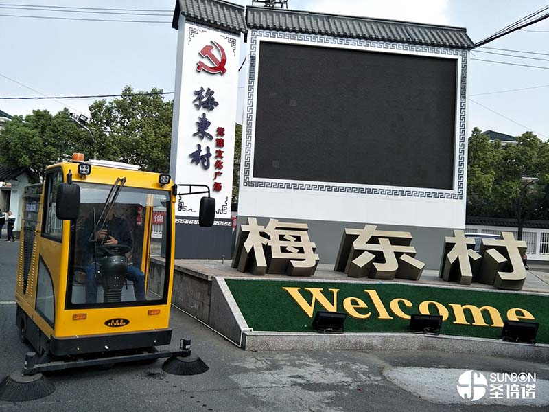 路面清扫车改善乡村卫生环境 路面清扫车改善乡村卫生环境