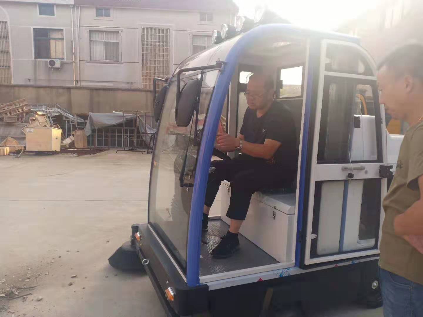 河北衡水客户来厂考察试扫电动扫地车 河北衡水客户来厂考察试扫电动扫地车