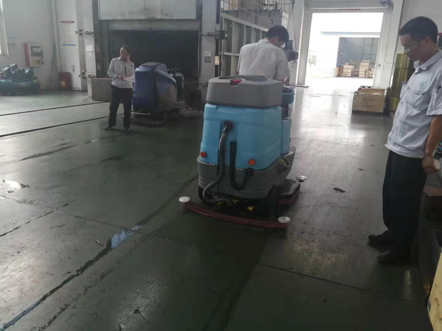 机械厂油污地面保洁交给双吸盘洗地机 机械厂油污地面保洁交给双吸盘洗地机