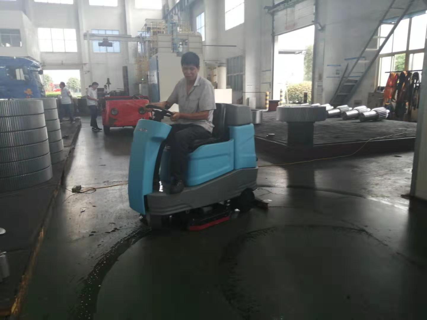 机械厂油污地面保洁交给双吸盘洗地机 机械厂油污地面保洁交给双吸盘洗地机