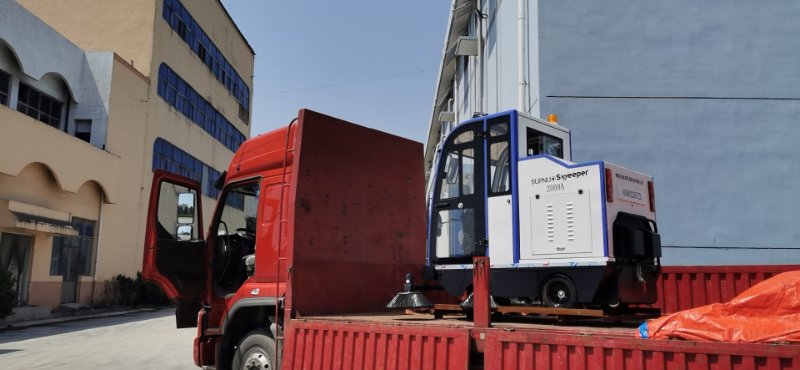 全封闭扫地车2000A再次走进米业公司