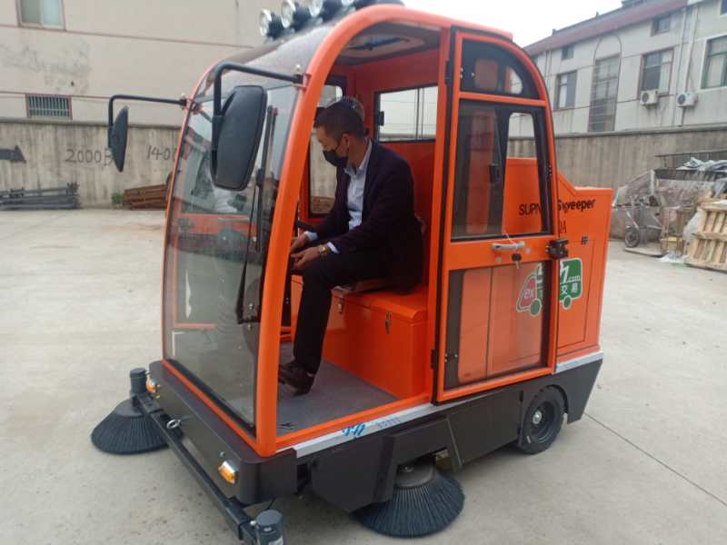 天津某物流园采购恒行62000B驾驶式电动扫地车