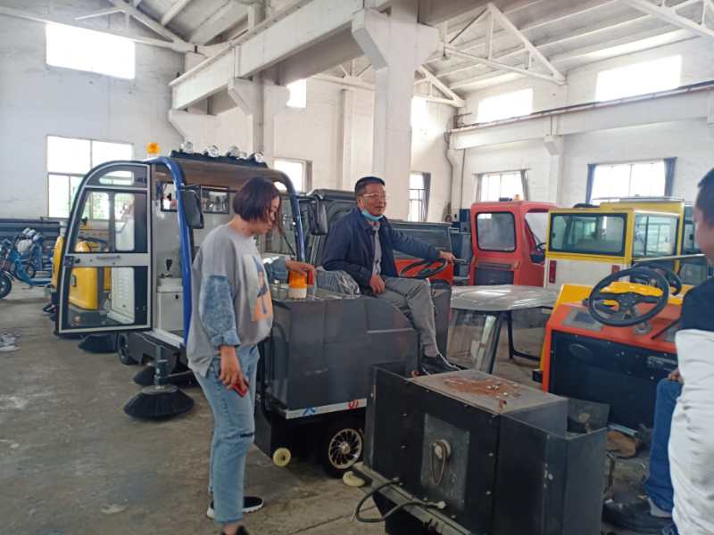 东莞三河口某洗衣机厂来厂采购电动扫地车