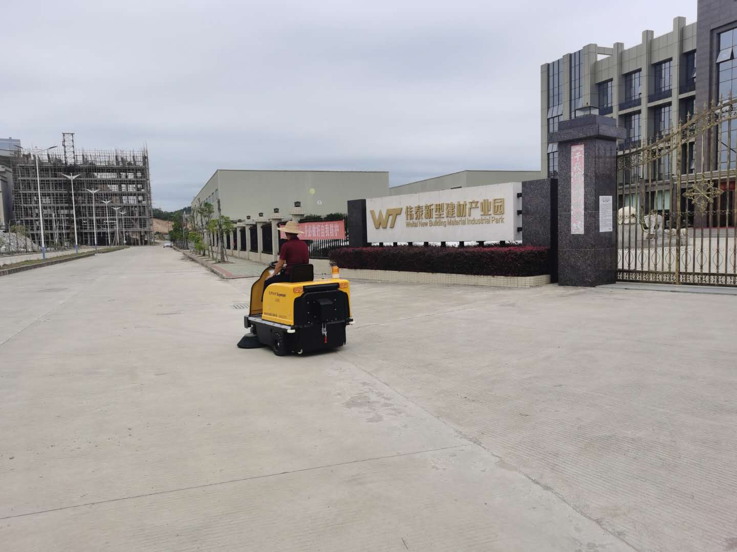 广东某新型建材产业园使用恒行61400电动扫地车