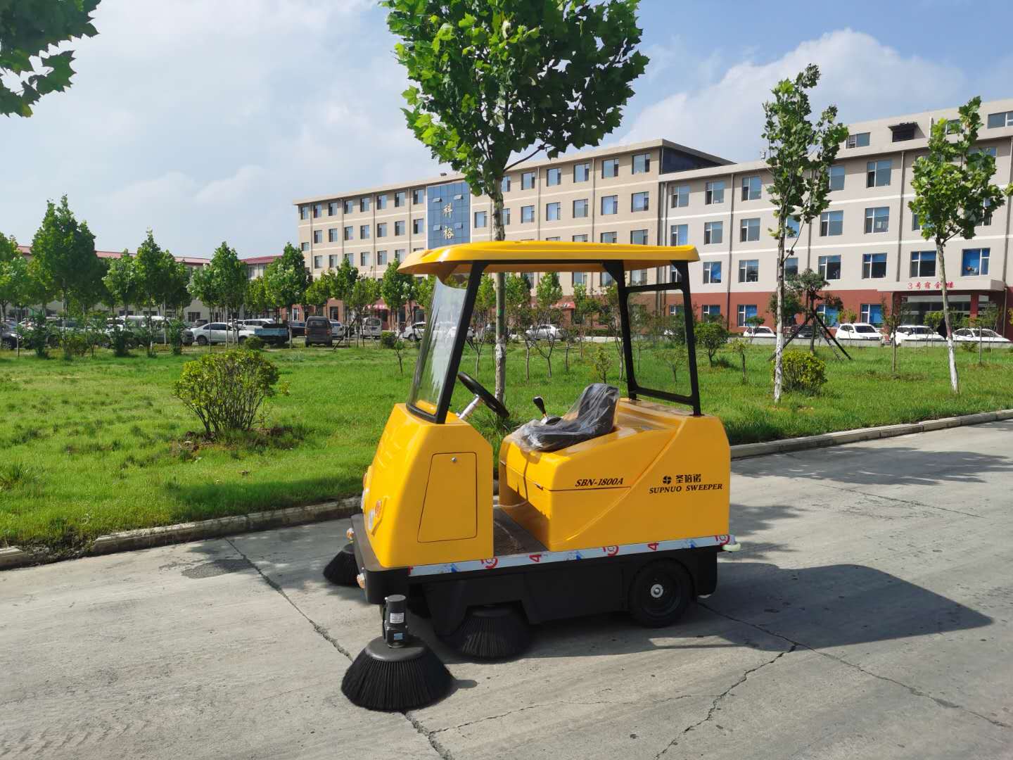 物业公司用工业吸尘扫地车的优势所在