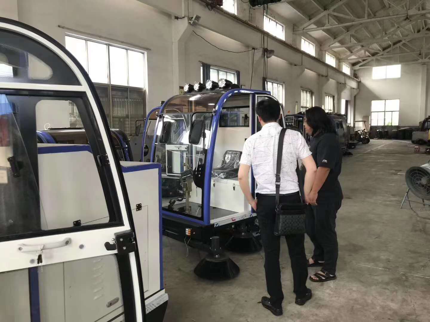 东莞某客户来厂考察体验电动扫地机